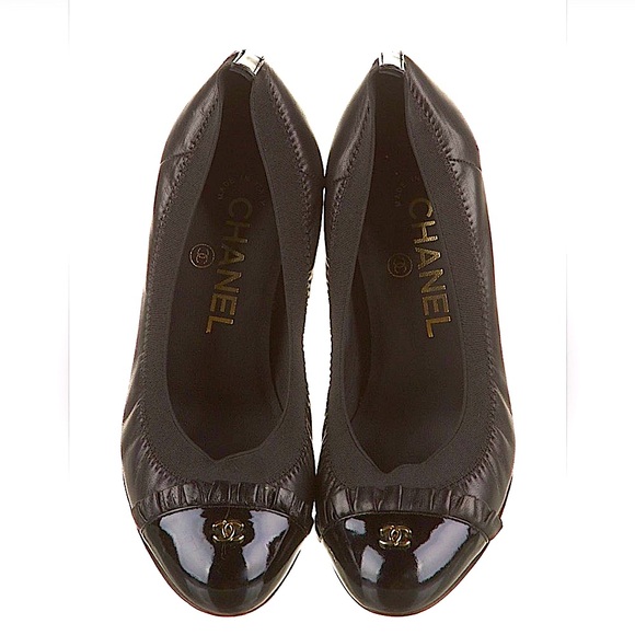 Chanel 2009 Interlocking CC Logo Pumps - Picture 4 of 10